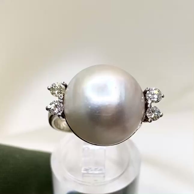 White gold ring with Mabe pearl and diamonds (1975–1995)