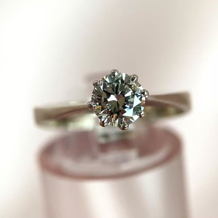 Weißgoldring mit Diamant getragen – moderner Diamantschmuck für besondere Anlässe