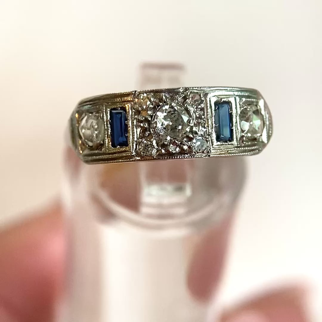 Video: 360-Grad-Produktvideo des Weißgoldrings mit Brillant und Marquise-Diamanten, Rundumblick auf Edelsteine und Ringdesign in Bewegung