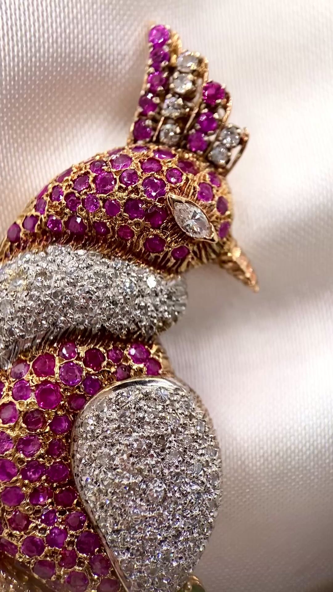 Video: 360-Grad-Produktvideo der Dorotheum-Brosche mit Diamant, Smaragd und Rubinen, Rundumblick auf Edelsteine und Goldarbeit in Bewegung
Vintage Portfolio Treasury