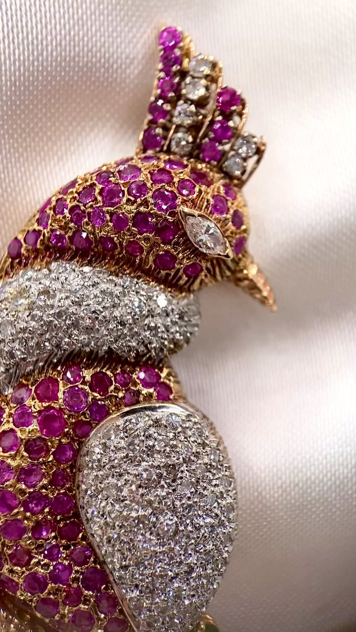 Video: 360-Grad-Produktvideo der Dorotheum-Brosche mit Diamant, Smaragd und Rubinen, Rundumblick auf Edelsteine und Goldarbeit in Bewegung
Vintage Portfolio Treasury