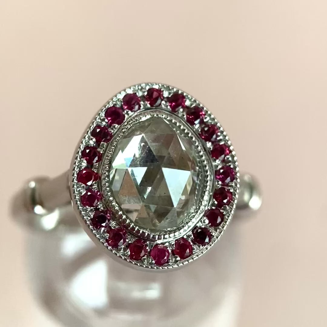 Video: 360-Grad-Produktvideo des Weißgoldrings mit Rosenschliff-Diamant und Rubinen, Rundumblick auf Edelsteine und Schmuckdetails in Bewegung