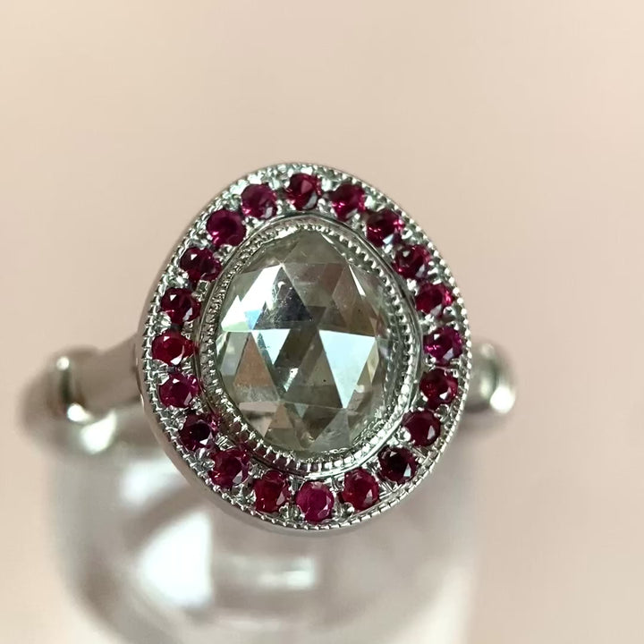 Video: 360-Grad-Produktvideo des Weißgoldrings mit Rosenschliff-Diamant und Rubinen, Rundumblick auf Edelsteine und Schmuckdetails in Bewegung