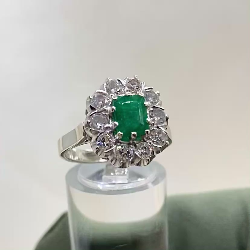 Video: 360‑Grad‑Produktvideo des Vintage Weißgold‑Smaragd‑Diamant‑Rings, Rundumblick auf Edelsteine, Weißgold‑Fassung und klassische Details in Bewegung