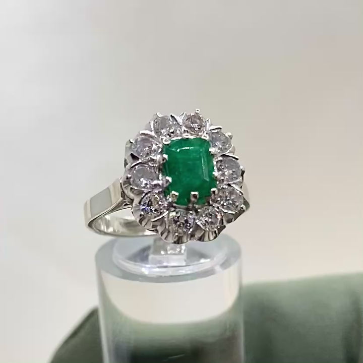 Video: 360‑Grad‑Produktvideo des Vintage Weißgold‑Smaragd‑Diamant‑Rings, Rundumblick auf Edelsteine, Weißgold‑Fassung und klassische Details in Bewegung