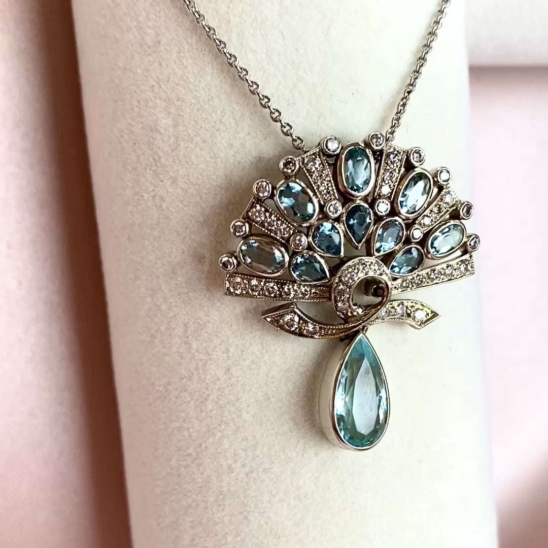 Video: 360‑Grad‑Produktvideo des Weißgold‑Amuletts mit Aquamarin und Diamanten, Rundumblick auf Edelsteine und Anhängerdesign