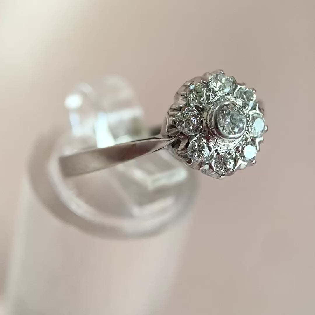 Video: 360‑Grad‑Produktvideo des Weißgold‑Diamantrings „Schneegestöber“, Rundumblick auf Diamanten, Weißgold und Vintage‑Design in Bewegung