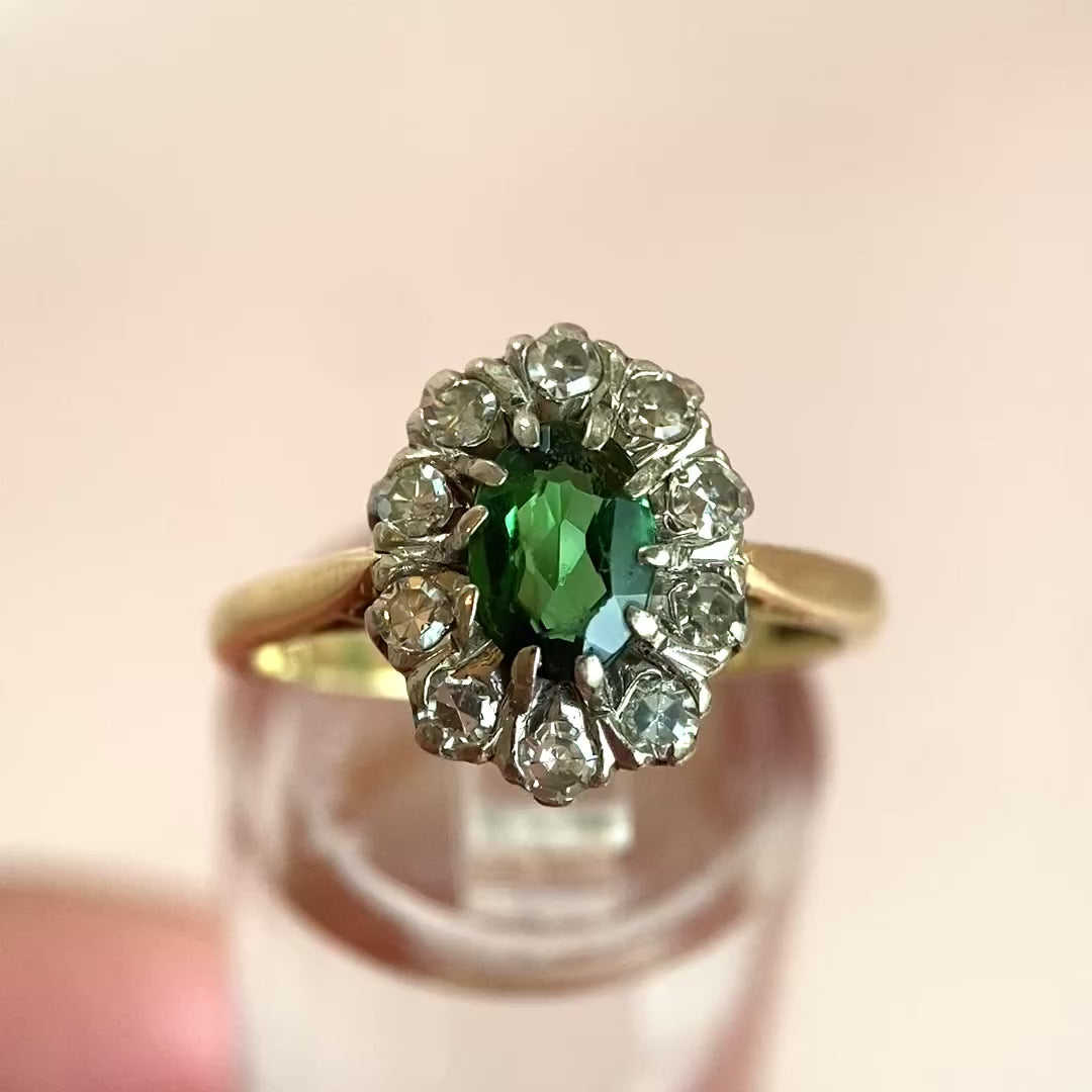 Video: 360‑Grad‑Produktvideo des Vintage Turmalin‑Diamantrings mit Entourage‑Diamanten, Rundumblick auf Edelsteine und klassische Design‑Details in Bewegung