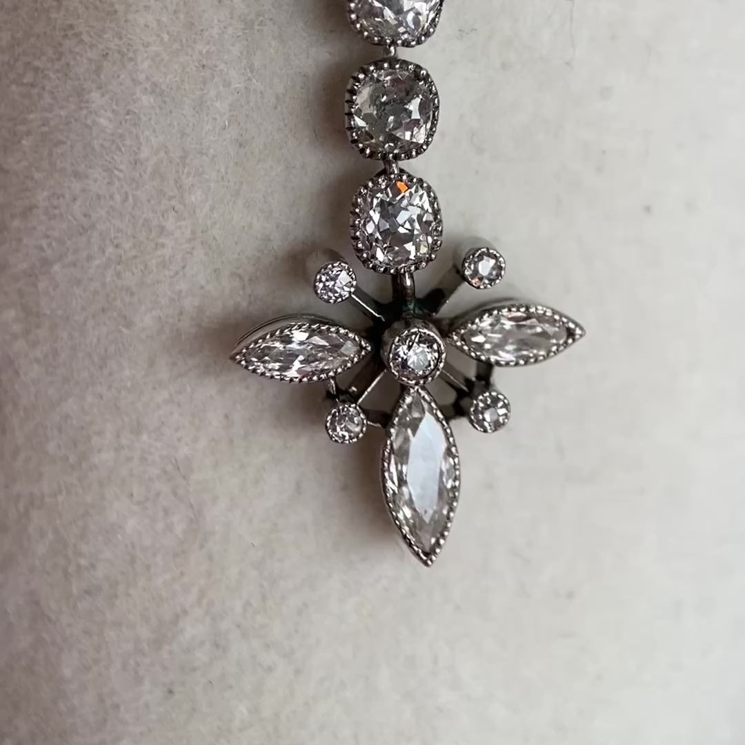 Video: 360-Grad-Produktvideo der Platin-Diamant-Halskette mit Gelbgold-Elementen und ca. 1,20 ct Diamanten, Rundumblick auf Design und Details in Bewegung