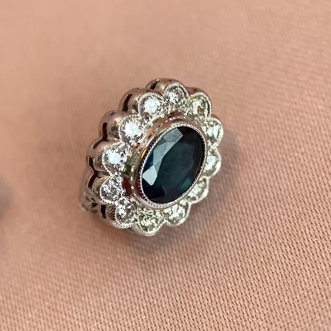 Video: 360‑Grad‑Produktvideo der Weißgold‑Ohrringe mit Saphiren und Diamanten, Rundumblick auf Edelsteine und handwerkliche Details in Bewegung