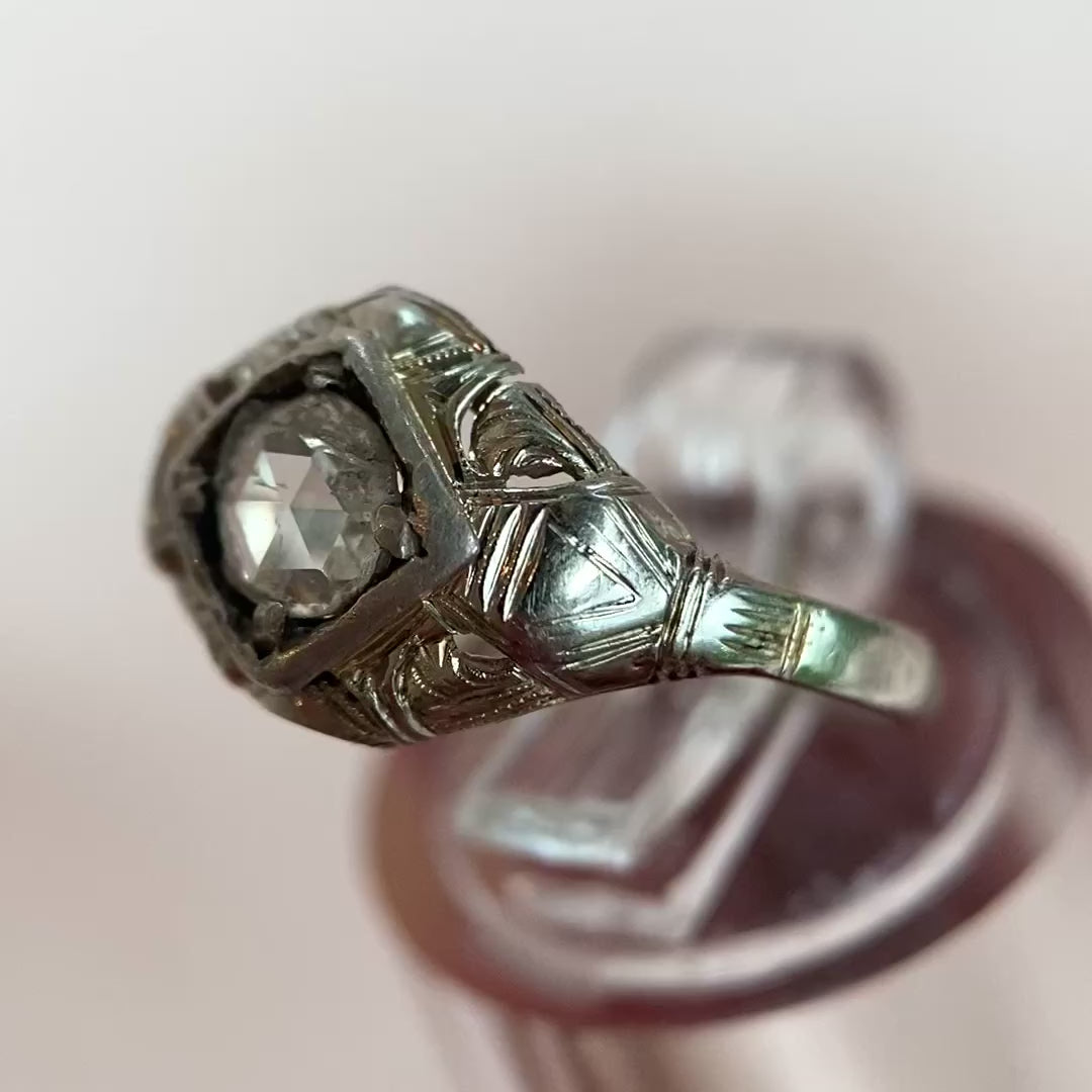 Video: 360-Grad-Produktvideo des Vintage-Weißgoldrings mit Rosenschliff-Diamant, Rundumblick auf Edelstein und romantisches Design in Bewegung