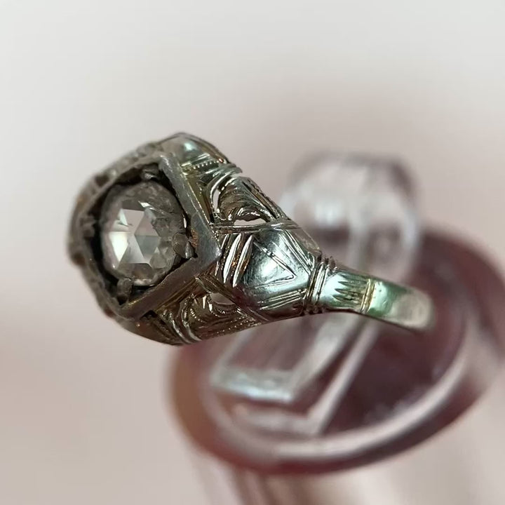 Video: 360-Grad-Produktvideo des Vintage-Weißgoldrings mit Rosenschliff-Diamant, Rundumblick auf Edelstein und romantisches Design in Bewegung