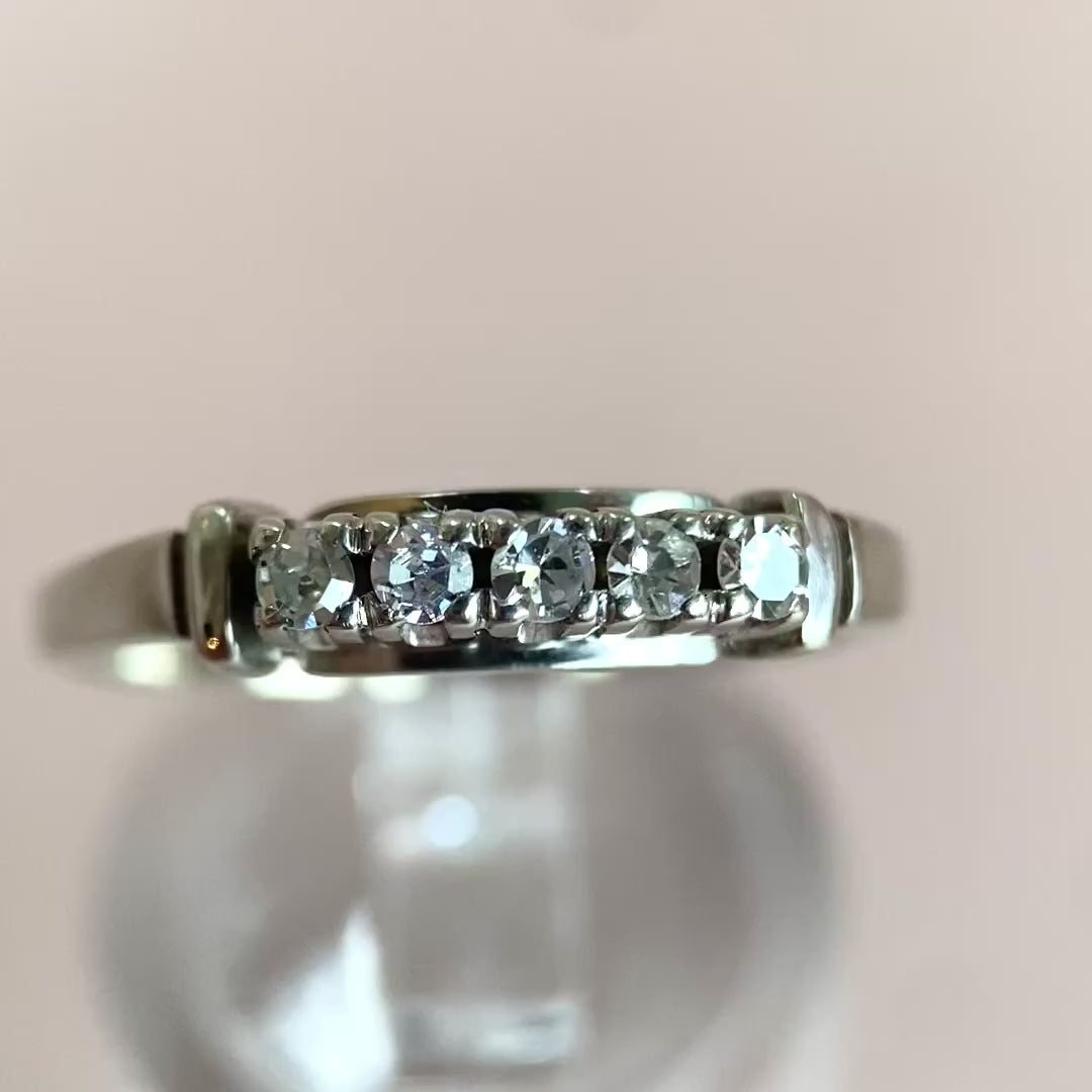 White gold ring with octagonal-cut diamonds (1960–1970)