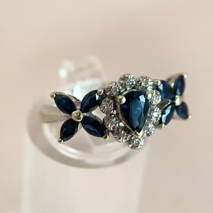 Video: 360‑Grad‑Produktvideo des Weißgoldrings mit dunkelblauen Saphiren und Brillanten, Rundumblick auf Edelsteine und Design in Bewegung