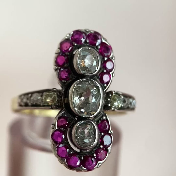 Video: 360‑Grad‑Produktvideo des antiken Diamant‑Rubin‑Rings aus Gelbgold, zeigt Rundumblick und lebendige Details bei Drehung