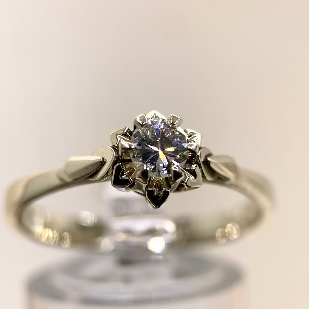 Video: 360‑Grad‑Produktvideo des Vintage‑Weißgoldrings mit Diamant in Krappenfassung, Rundumblick auf Edelstein und klassische Design‑Details in Bewegung