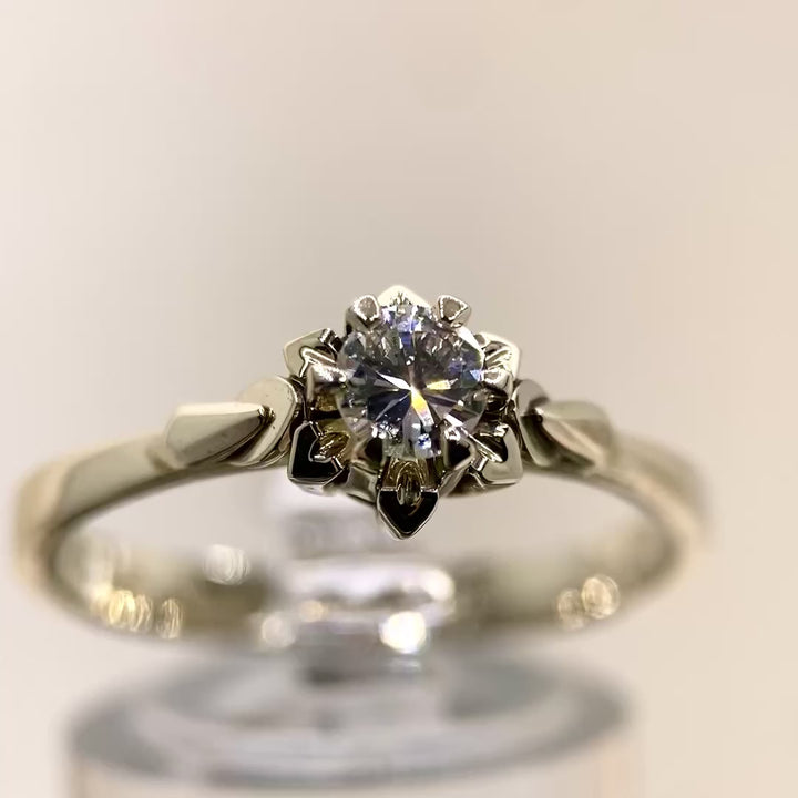 Video: 360‑Grad‑Produktvideo des Vintage‑Weißgoldrings mit Diamant in Krappenfassung, Rundumblick auf Edelstein und klassische Design‑Details in Bewegung