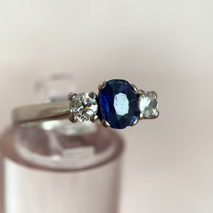 360-Grad-Video eines Weißgoldrings 585 mit Rubin und Diamanten