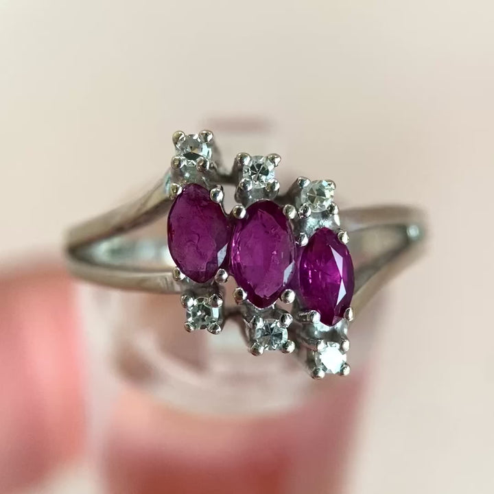 Video: 360‑Grad‑Produktvideo des Weißgold‑Rubin‑Diamant‑Rings „Pinkes Wunder“, Rundumblick auf Edelsteine, Weißgold‑Fassung und Schliff‑Details in Bewegung