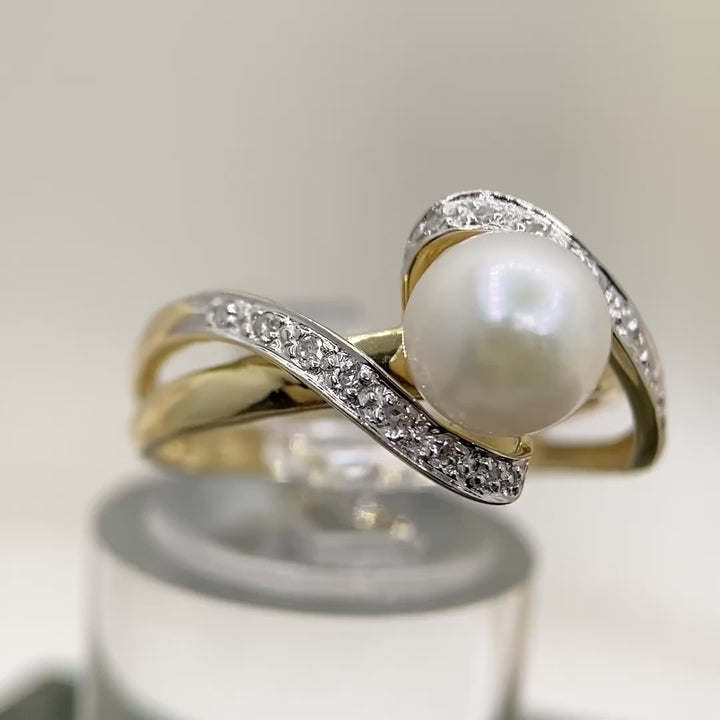 Yellow gold ring with saltwater cultured pearl and diamonds