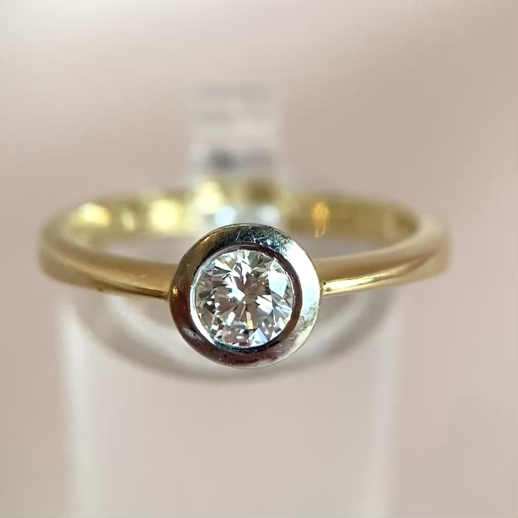 Nahaufnahme des Brillanten im Gelb- und Weißgoldring – Funkeln und Schliffdetails sichtbar