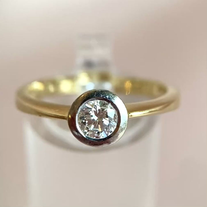 Nahaufnahme des Brillanten im Gelb- und Weißgoldring – Funkeln und Schliffdetails sichtbar