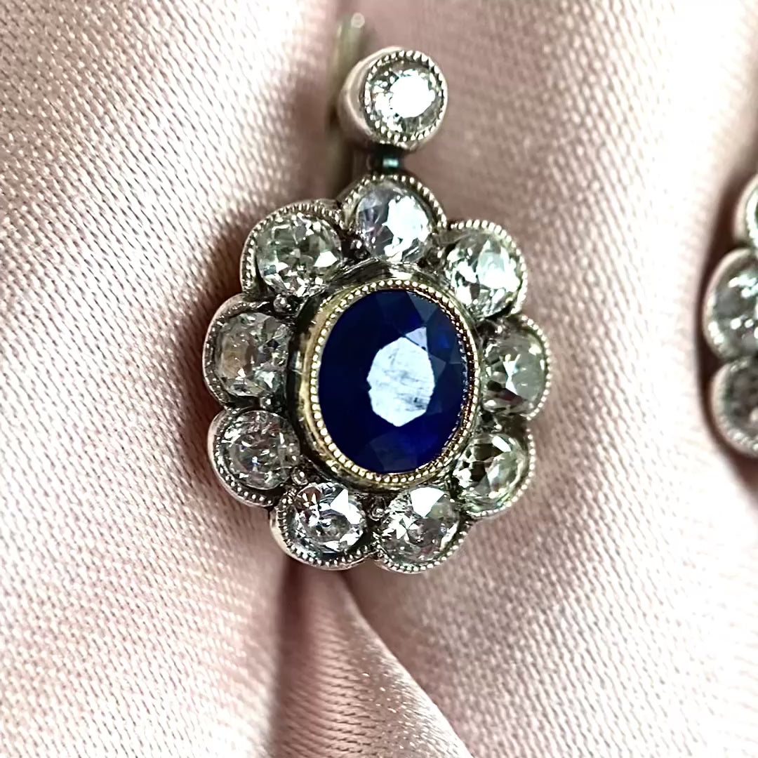 Video: 360-Grad-Produktvideo der Saphir- und Diamant-Ohrringe aus Gelb- und Weißgold, Rundumblick auf Edelsteine, Goldmetall und Design-Details in Bewegung