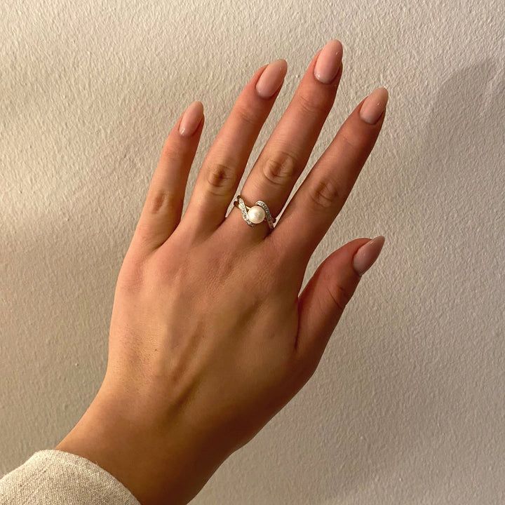 Getragener Gelbgoldring mit Salzwasserperle und Diamantbesatz – dezente Eleganz und harmonische Proportionen am Finger.