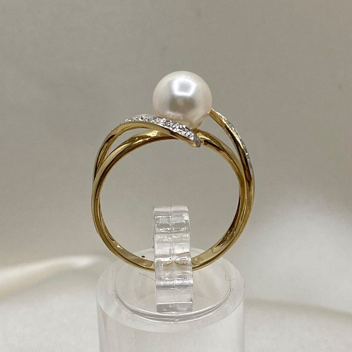 Profilansicht des stehenden Gelbgoldrings mit erhöhter Perlenfassung und klarer Linienführung.