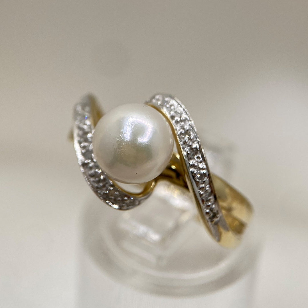 Linke Seitenansicht des 585er Gelbgoldrings mit Kornfassungen und teilweise rhodinierter Oberfläche.