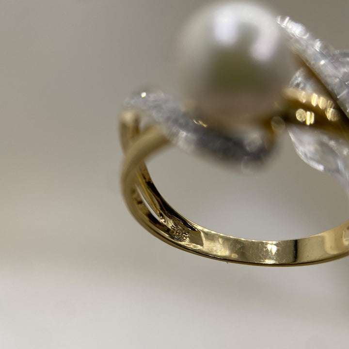 Nahaufnahme der Innenseite des Rings mit gut sichtbarer „585“-Stempelung für 14 Karat Gelbgold.