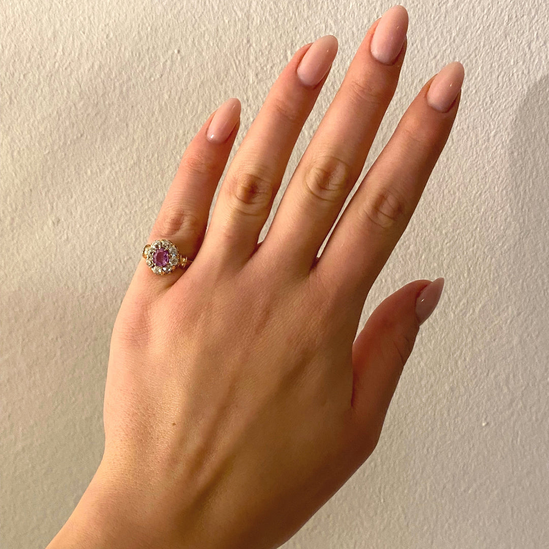 Getragener antiker Gelbgoldring mit rosa Saphir und Altschliffdiamanten – warme Ausstrahlung und klassischer Charakter am Finger.