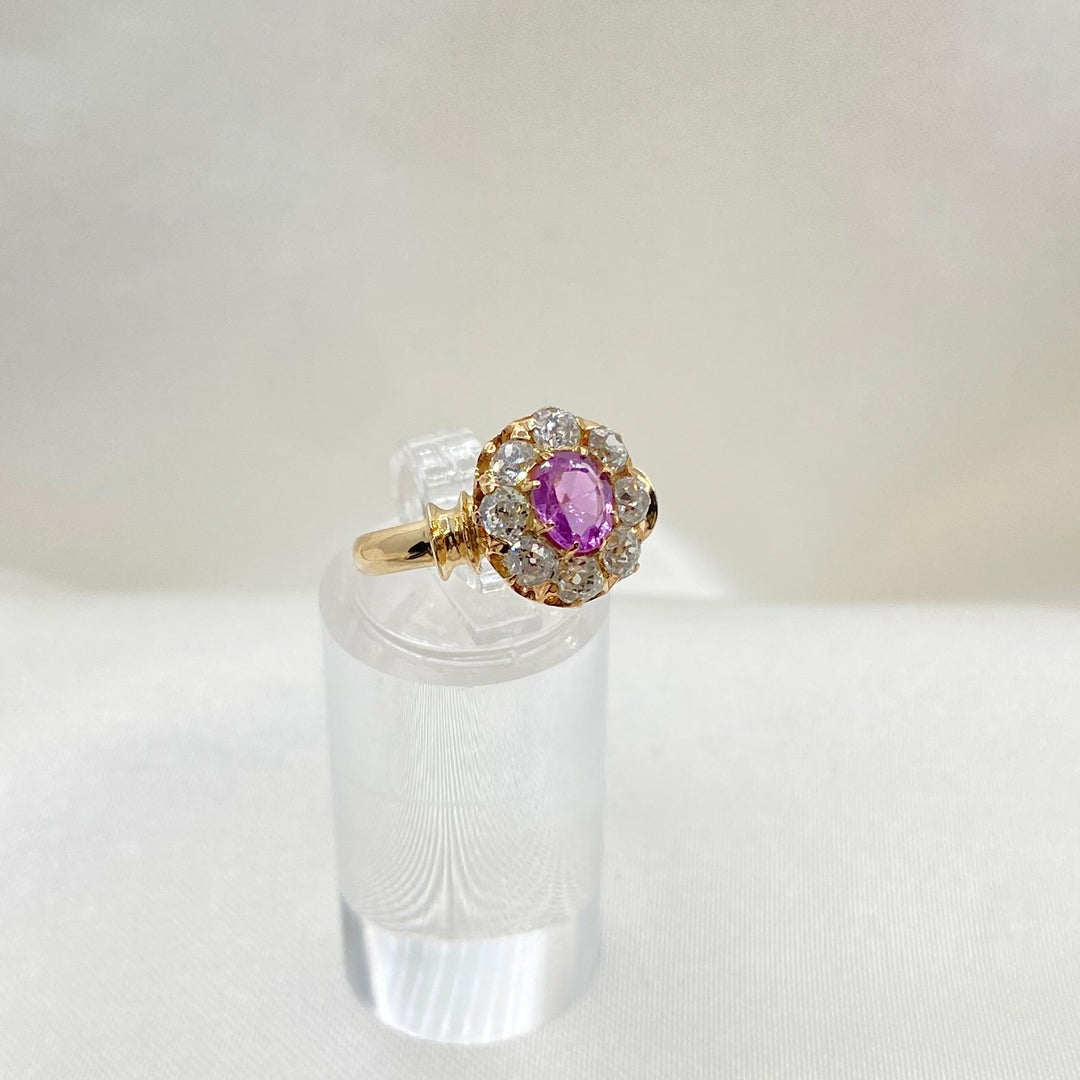 Rechte Seitenansicht des historischen Gelbgoldrings mit harmonischer Anordnung der Altschliffdiamanten.