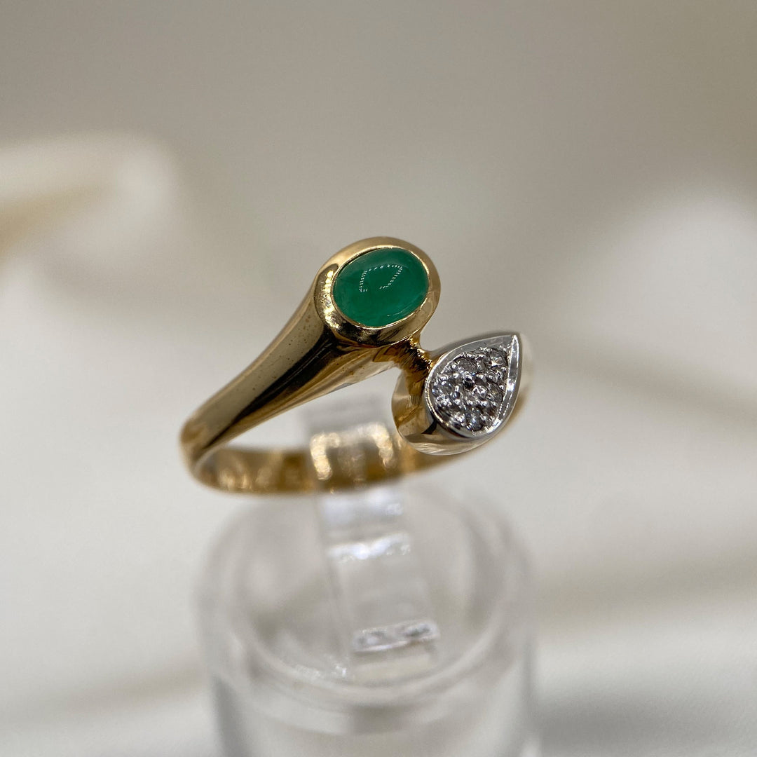 Rechte Seitenansicht des 14-karätigen Gelbgoldrings mit fein gefassten Diamanten in Kornfassungen.