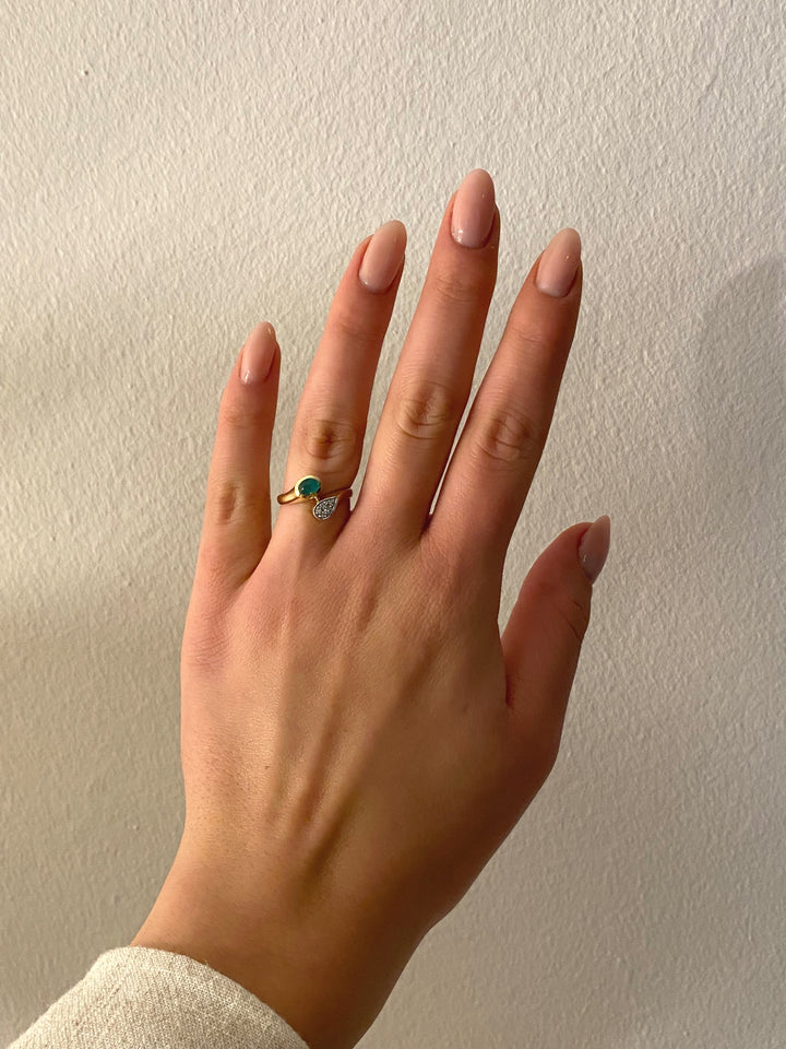 Getragener Gelbgoldring mit Smaragd und Diamanten – elegante Wirkung und angenehme Proportionen am Finger.