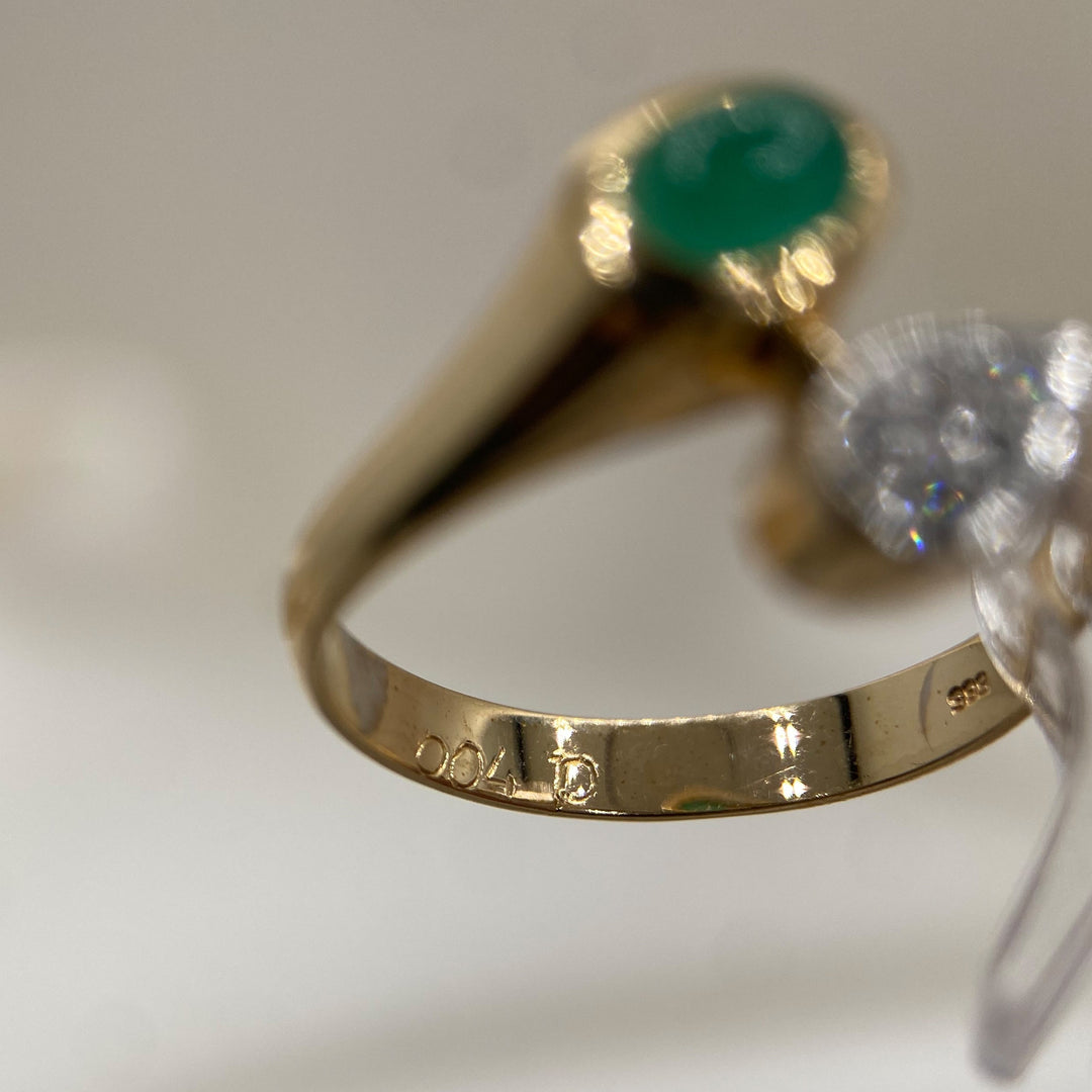 Nahaufnahme der Innenseite des Rings mit „585“-Stempelung und Gravur „0.04 D“.