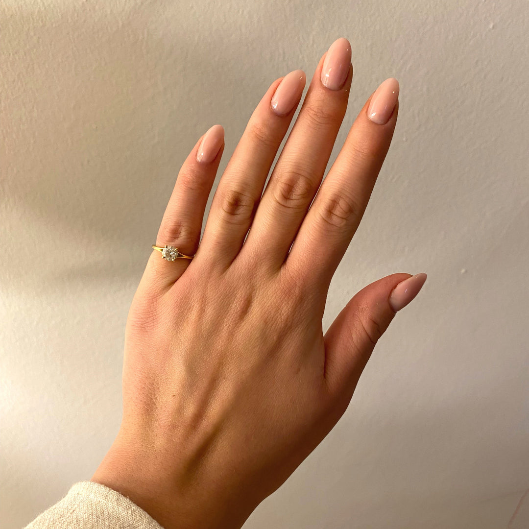 Getragener Solitär-Diamantring aus Gelbgold – elegante Wirkung und ausgewogene Proportionen am Finger.