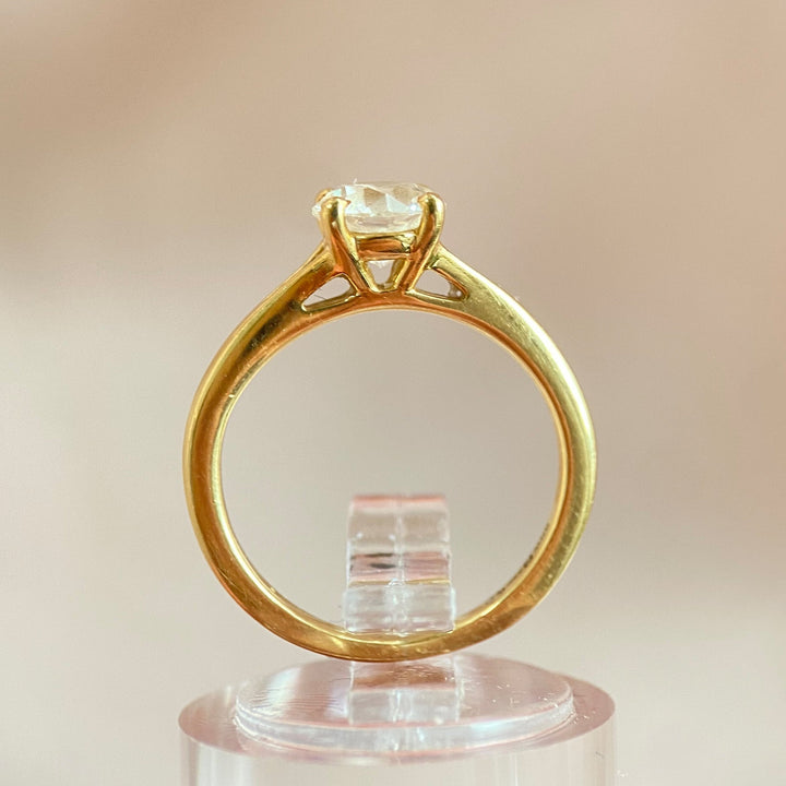 Profilansicht des stehenden Solitär-Diamantrings, die die Höhe der Fassung und das Split-Shank-Design zeigt.