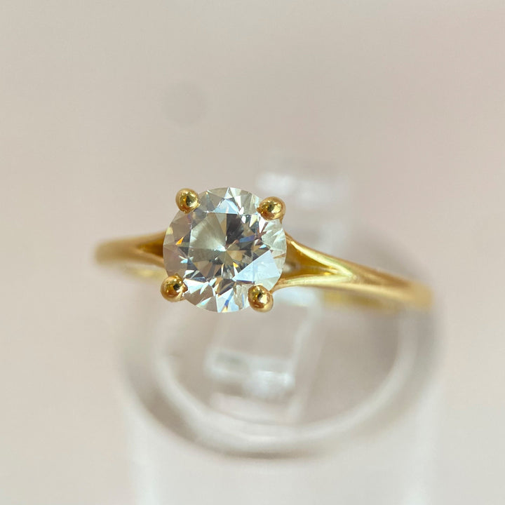 Linke Seitenansicht des Gelbgoldrings mit geteilter Ringschiene und klassischer Solitärfassung.