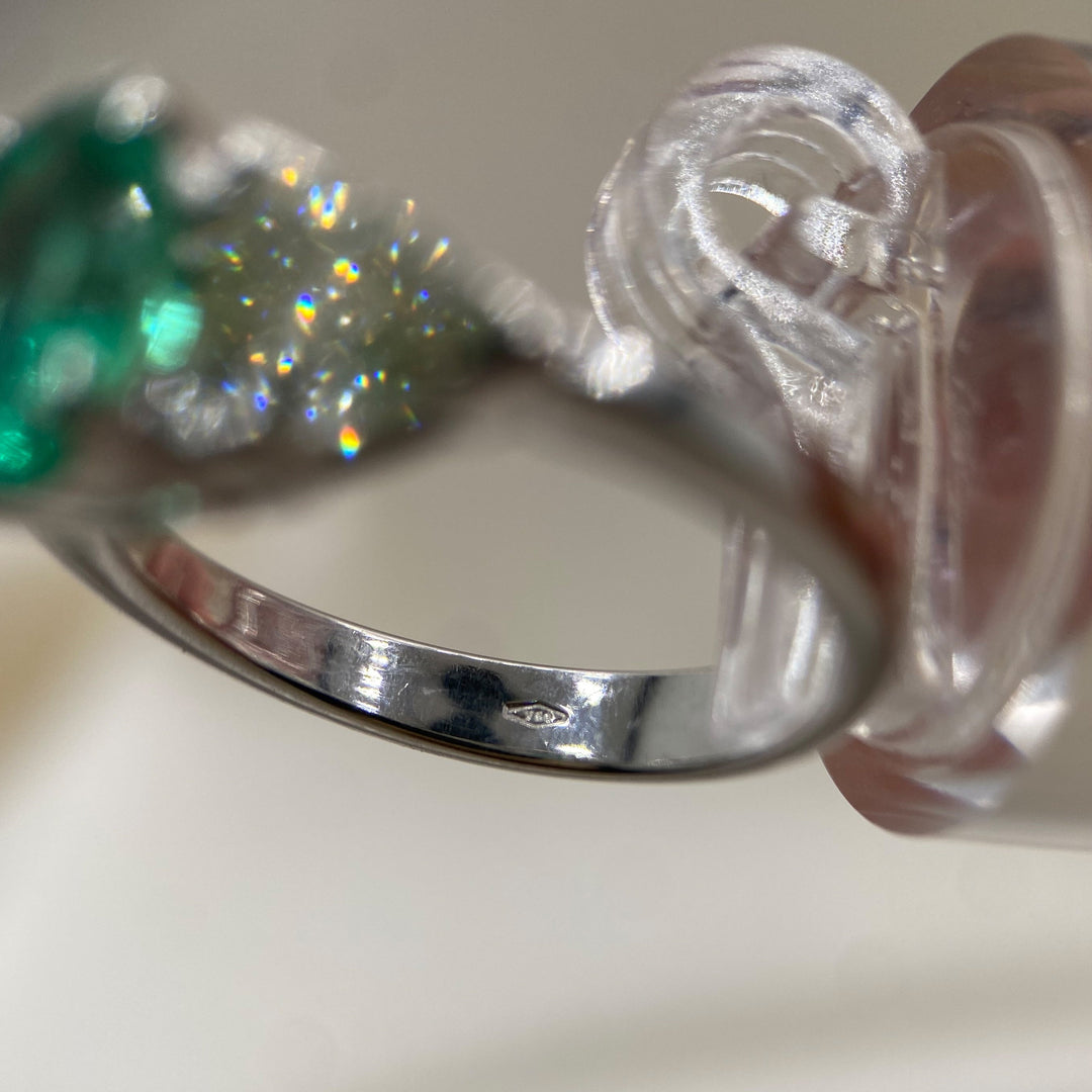 Innenseite des Weißgoldrings mit gut sichtbarer „750“-Stempelung und hochwertiger Verarbeitung.