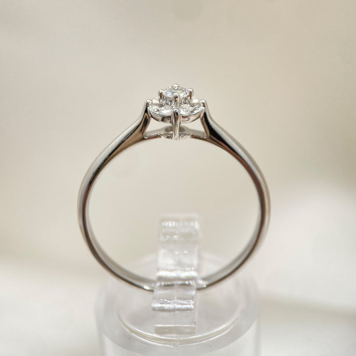 Profilansicht des stehenden Diamantrings mit klarer Linienführung und erhöhter Mittelsteinfassung.