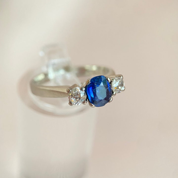 Weißgoldring 585 mit rundem Rubin und Diamanten, Frontansicht