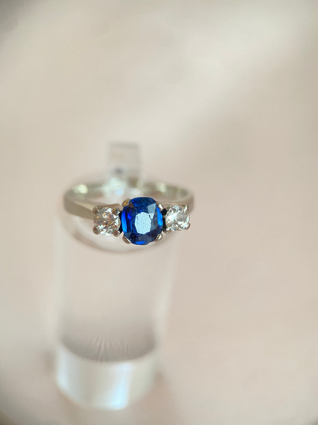 Weißgoldring mit Rubin und Diamanten, seitliche Ansicht der Fassung