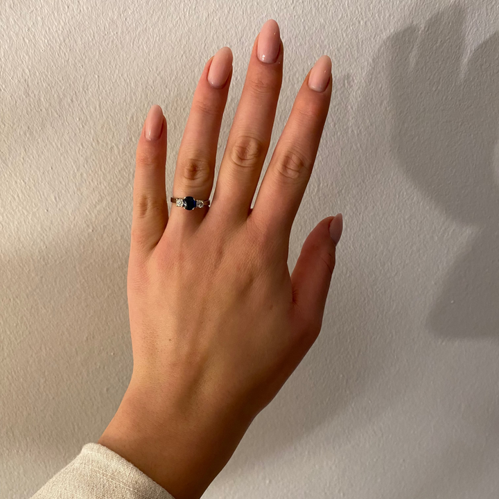 Weißgoldring mit Rubin und Diamanten am Finger getragen