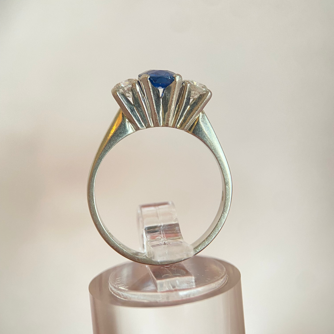 Profilansicht eines Weißgoldrings mit Rubin und Diamantbesatz, stehend