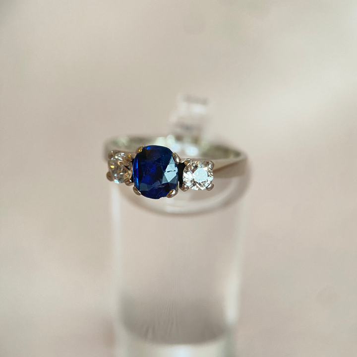 Seitenansicht links eines Weißgoldrings mit Rubin und Diamanten