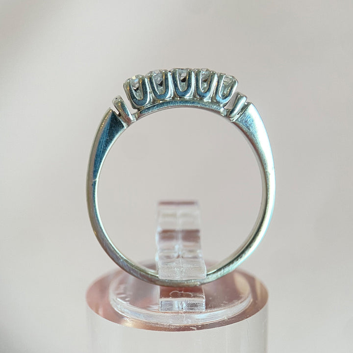 Profilansicht des stehenden Rings, die die Höhe der Fassungen und die klassische Form des Designs zeigt.