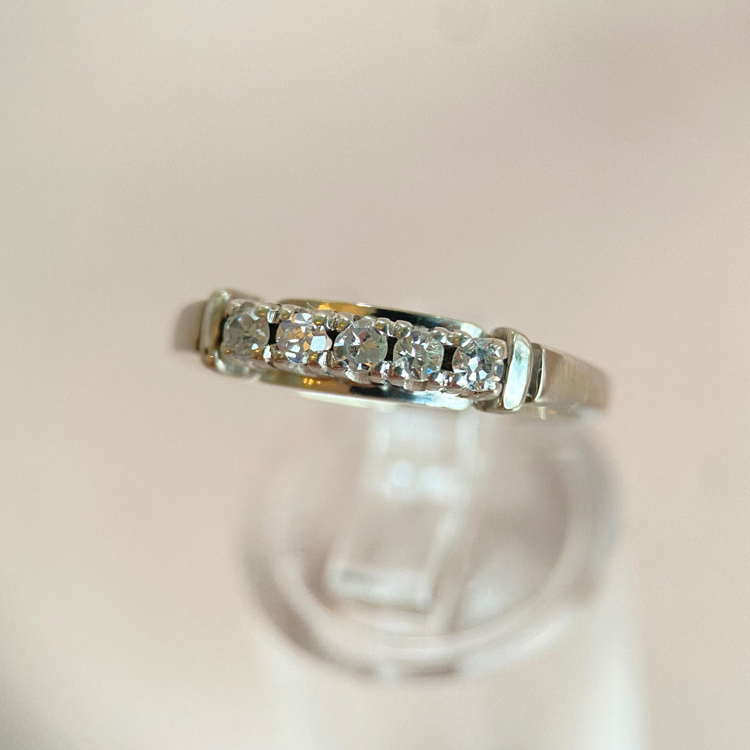 Linke Seitenansicht des Weißgoldrings aus den 1960er Jahren mit fein ausgearbeiteten Krappenfassungen.