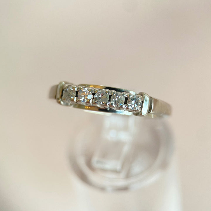 Linke Seitenansicht des Weißgoldrings aus den 1960er Jahren mit fein ausgearbeiteten Krappenfassungen.