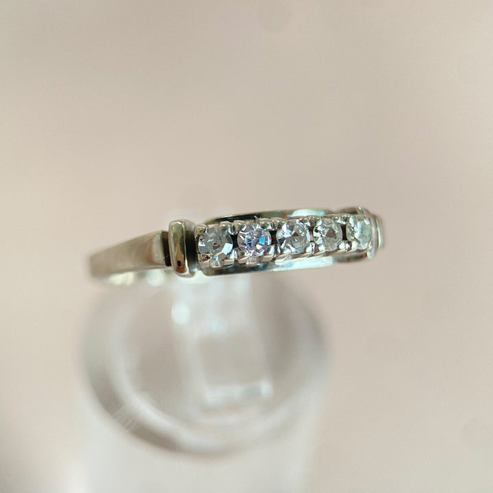 Vintage-Ring aus 585er Weißgold mit fünf Diamanten im Achtkantschliff in klassischen Krappenfassungen.